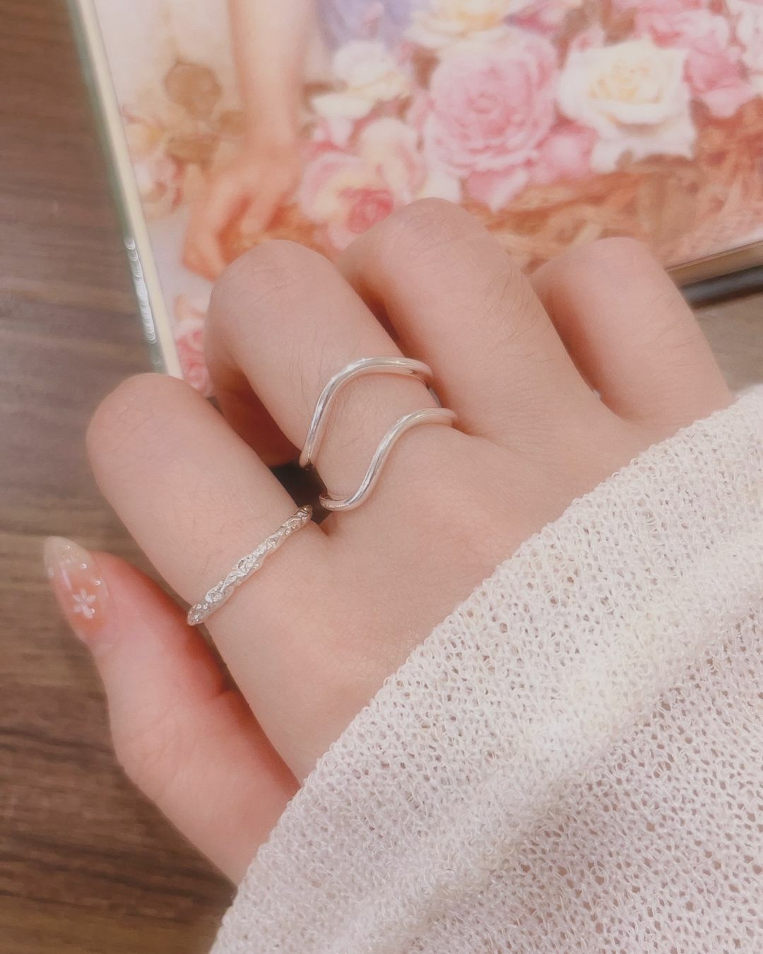 許多美女許願日常銀色戒指 這次找了兩款純銀小漂亮給妳們✨  一款是單圈款 上班上課或出遊都百搭 仔細看表面有特殊肌理紋路 穿著簡單T恤牛仔褲👖 配上這款戒指 感覺漂亮知性又隨性感🫧  另一款選了不規則波浪線條款 比較有個性又有點小性感💕 很喜歡這種有鬆弛感又不經意的性感 舉手投足都讓人目不轉睛🔆  🌻雙層波浪款比較硬唷 雖然是開口戒 但是能調整的幅度不太大 闆娘戴右手食指、中指剛剛好 ♡