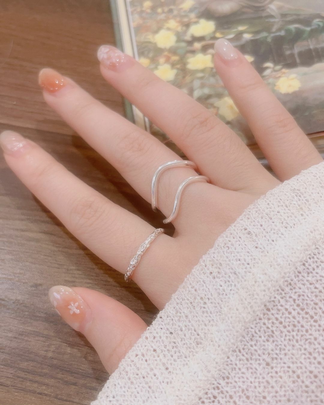 許多美女許願日常銀色戒指 這次找了兩款純銀小漂亮給妳們✨  一款是單圈款 上班上課或出遊都百搭 仔細看表面有特殊肌理紋路 穿著簡單T恤牛仔褲👖 配上這款戒指 感覺漂亮知性又隨性感🫧  另一款選了不規則波浪線條款 比較有個性又有點小性感💕 很喜歡這種有鬆弛感又不經意的性感 舉手投足都讓人目不轉睛🔆  🌻雙層波浪款比較硬唷 雖然是開口戒 但是能調整的幅度不太大 闆娘戴右手食指、中指剛剛好 ♡