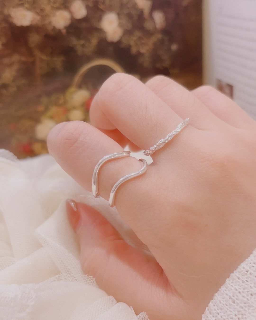 許多美女許願日常銀色戒指 這次找了兩款純銀小漂亮給妳們✨  一款是單圈款 上班上課或出遊都百搭 仔細看表面有特殊肌理紋路 穿著簡單T恤牛仔褲👖 配上這款戒指 感覺漂亮知性又隨性感🫧  另一款選了不規則波浪線條款 比較有個性又有點小性感💕 很喜歡這種有鬆弛感又不經意的性感 舉手投足都讓人目不轉睛🔆  🌻雙層波浪款比較硬唷 雖然是開口戒 但是能調整的幅度不太大 闆娘戴右手食指、中指剛剛好 ♡