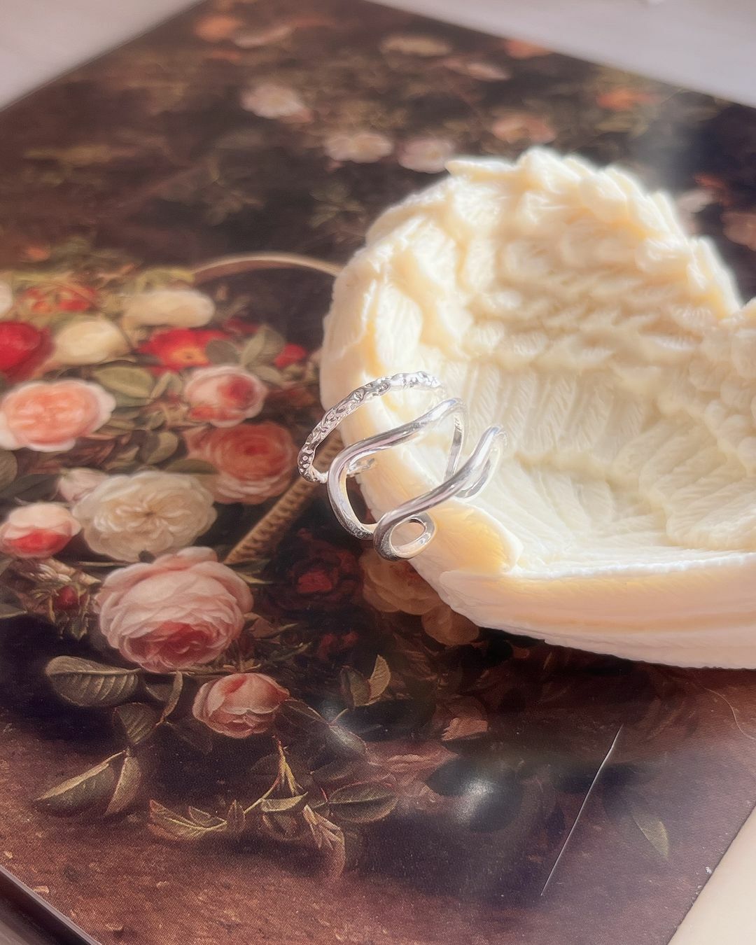 許多美女許願日常銀色戒指 這次找了兩款純銀小漂亮給妳們✨  一款是單圈款 上班上課或出遊都百搭 仔細看表面有特殊肌理紋路 穿著簡單T恤牛仔褲👖 配上這款戒指 感覺漂亮知性又隨性感🫧  另一款選了不規則波浪線條款 比較有個性又有點小性感💕 很喜歡這種有鬆弛感又不經意的性感 舉手投足都讓人目不轉睛🔆  🌻雙層波浪款比較硬唷 雖然是開口戒 但是能調整的幅度不太大 闆娘戴右手食指、中指剛剛好 ♡