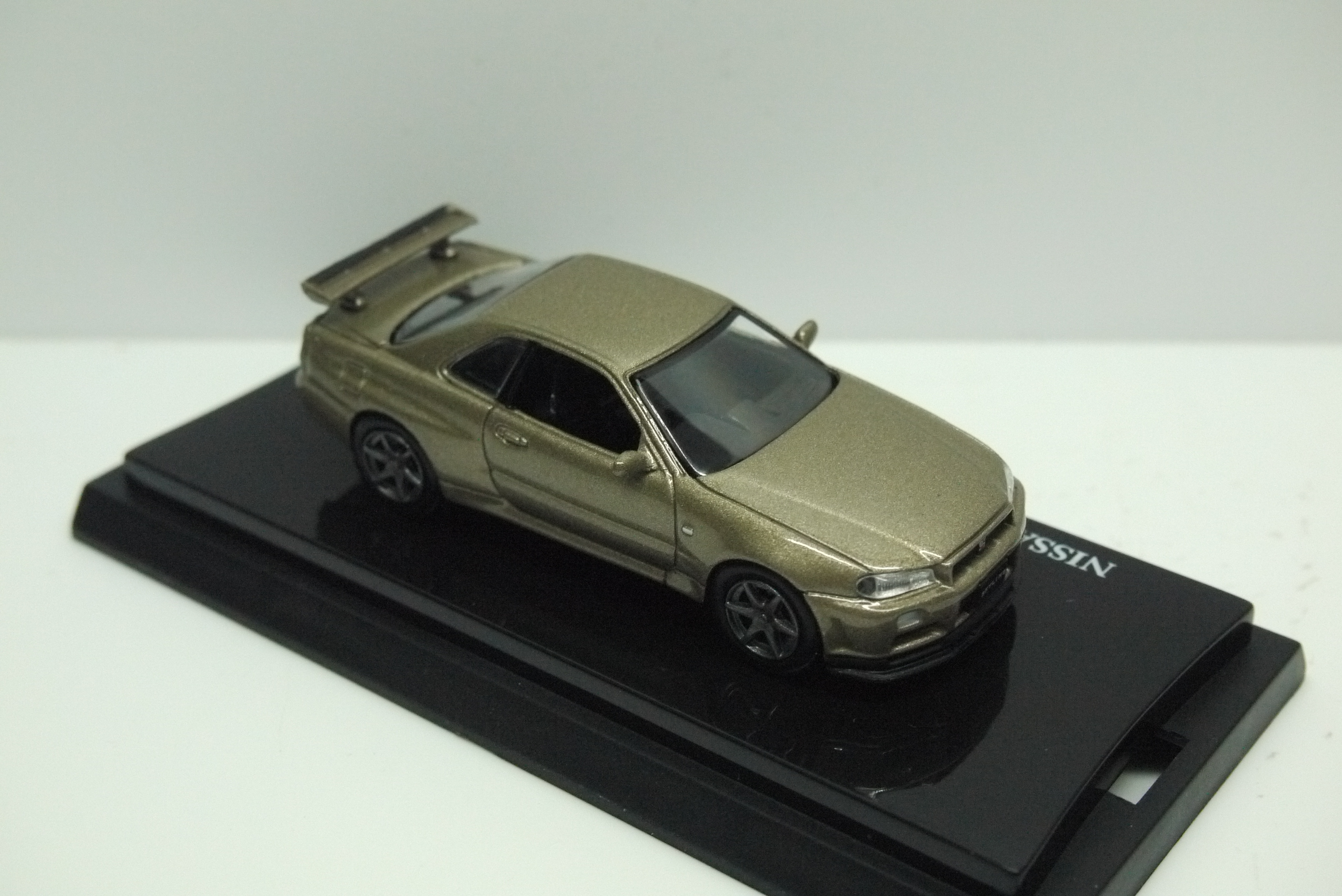 Kyosho Nissan Skyline GTR R34 2002 M-spec Beads Collection