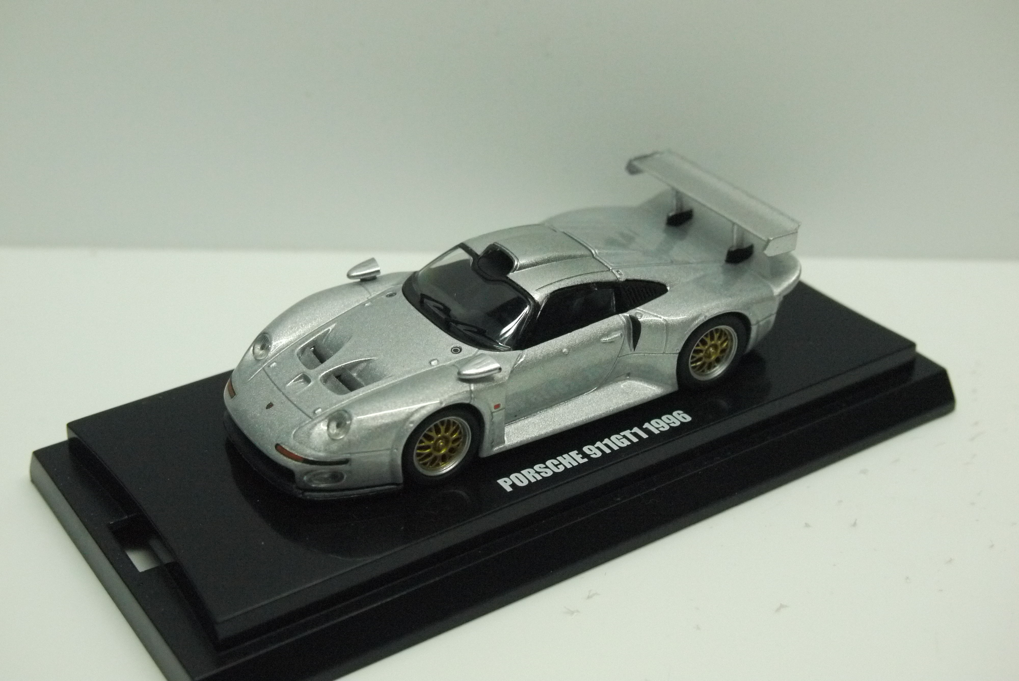 Kyosho Porsche 911 GT1 1996 Silver Beads Collection