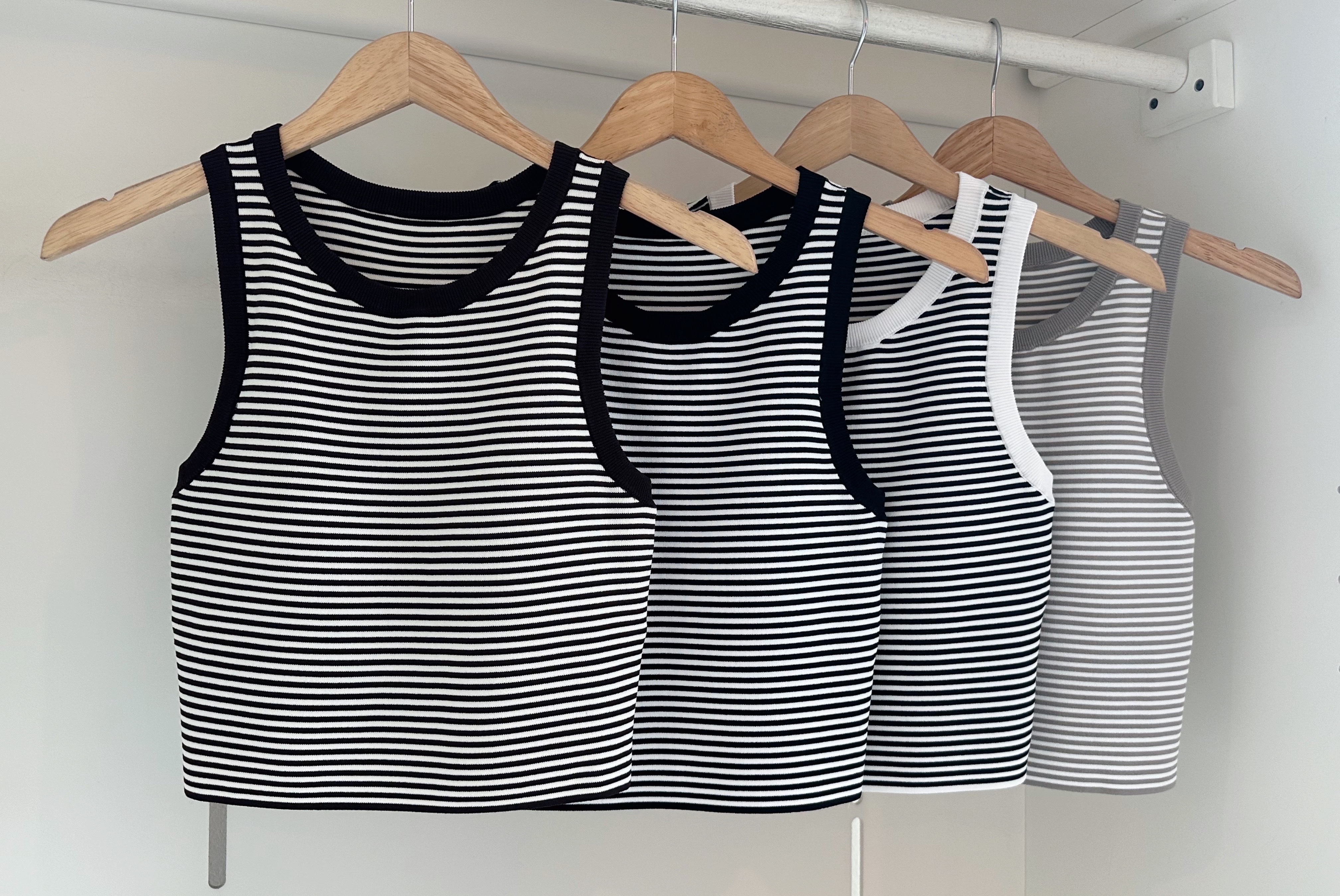 STRIPED PADDED KNIT TOP