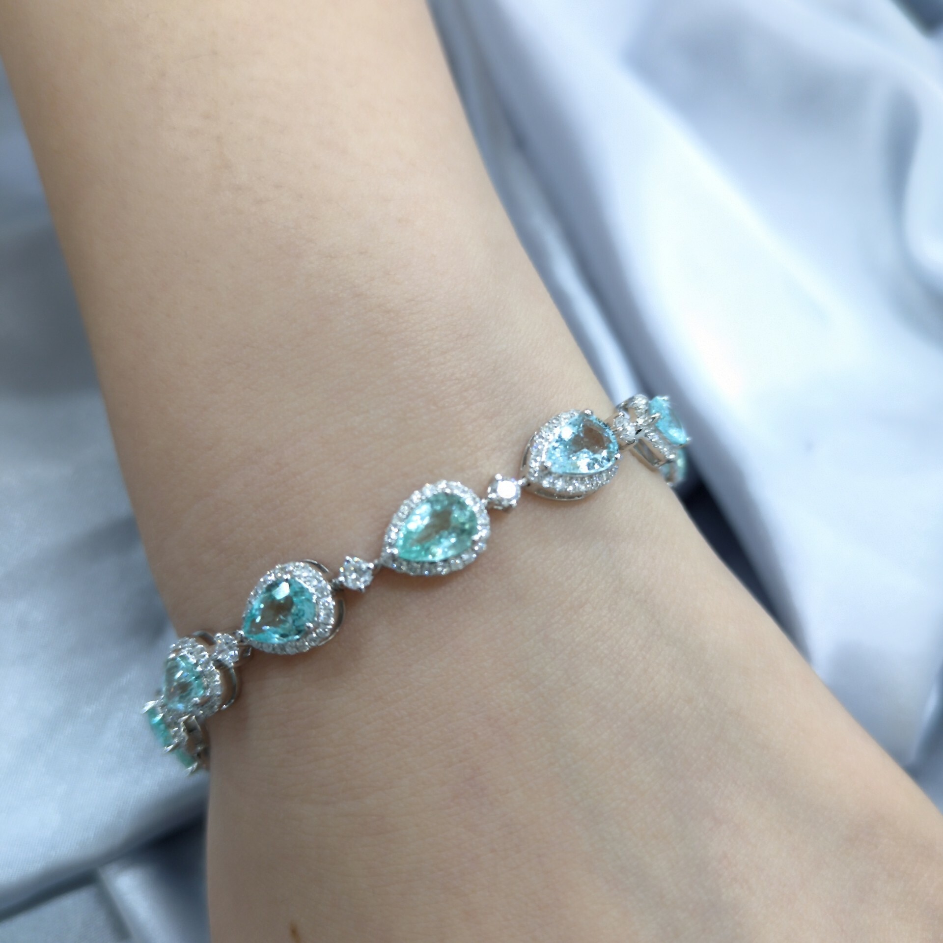 18K White Gold 7.53ct Paraiba and Diamond Bracelet
