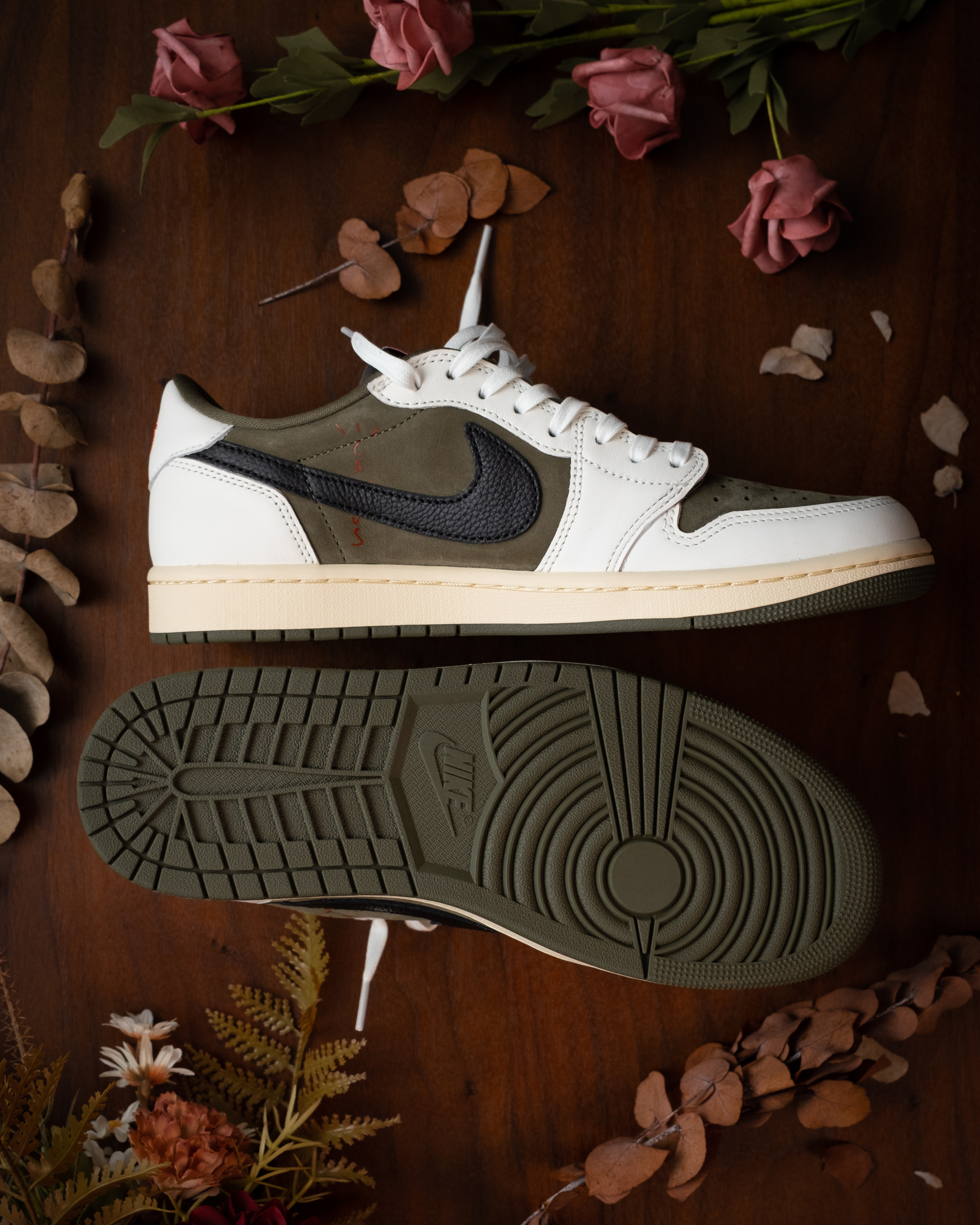 -(A13a)-TRAVIS SCOTT x NIKE AIR JORDAN 1 LOW OG "MEDIUM OLIVE" 倒勾 橄欖綠 女段- DM7866 200