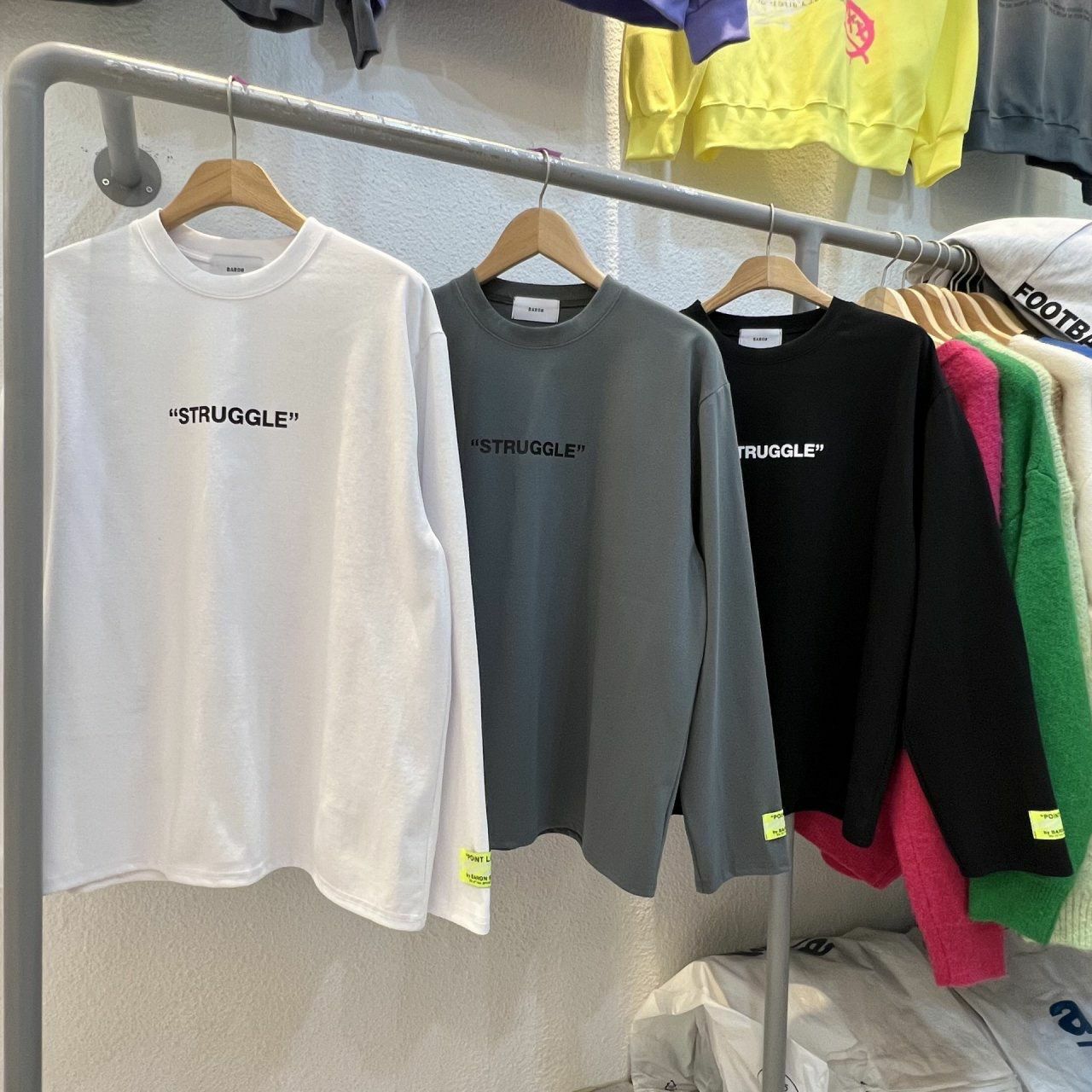 白貓圖案英文字長袖衫 BARON-101T