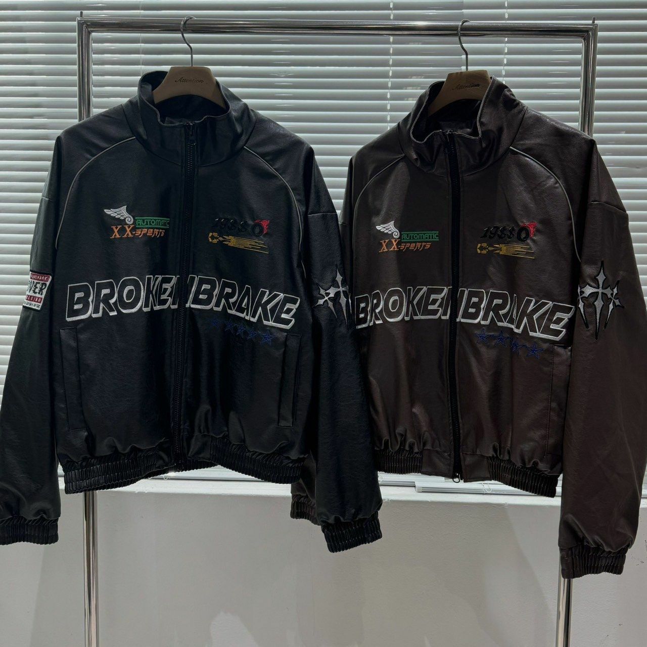 反領英文字拉鍊合成皮褸 BY ATTENTION-268JK