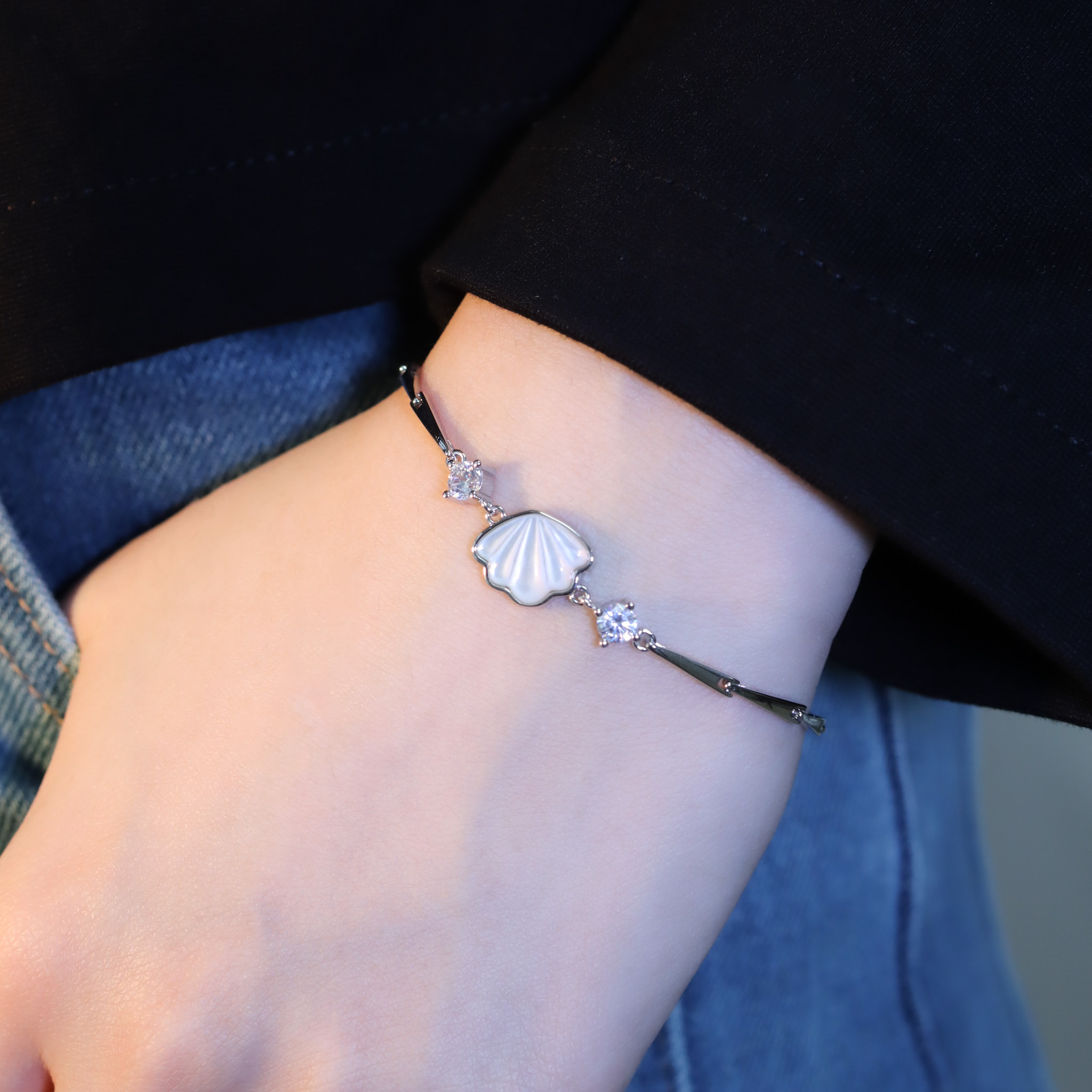 | 925純銀・厚鍍白金 | 純白貝殼軟手鐲 | BR1161 |