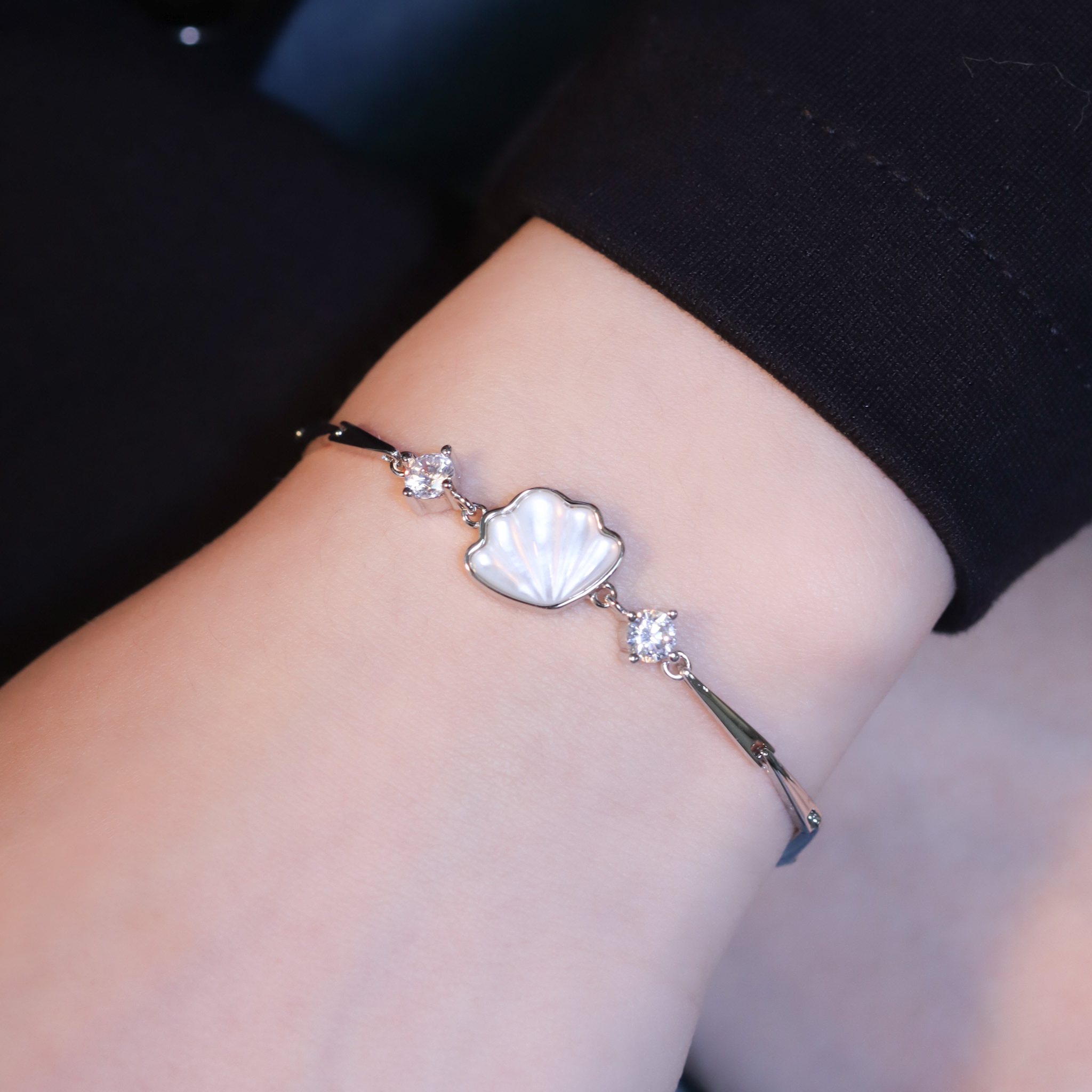 | 925純銀・厚鍍白金 | 純白貝殼軟手鐲 | BR1161 |