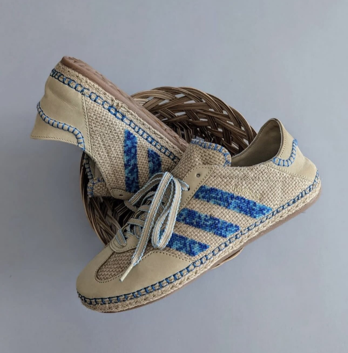 【APAIR】預購 聯名款 Clot x Adidas Originals Gazelle " Linen Khaki Light Blue " 亞麻 卡其 藍串珠 編織 草鞋 男女同款 復古休閒鞋 IH3641