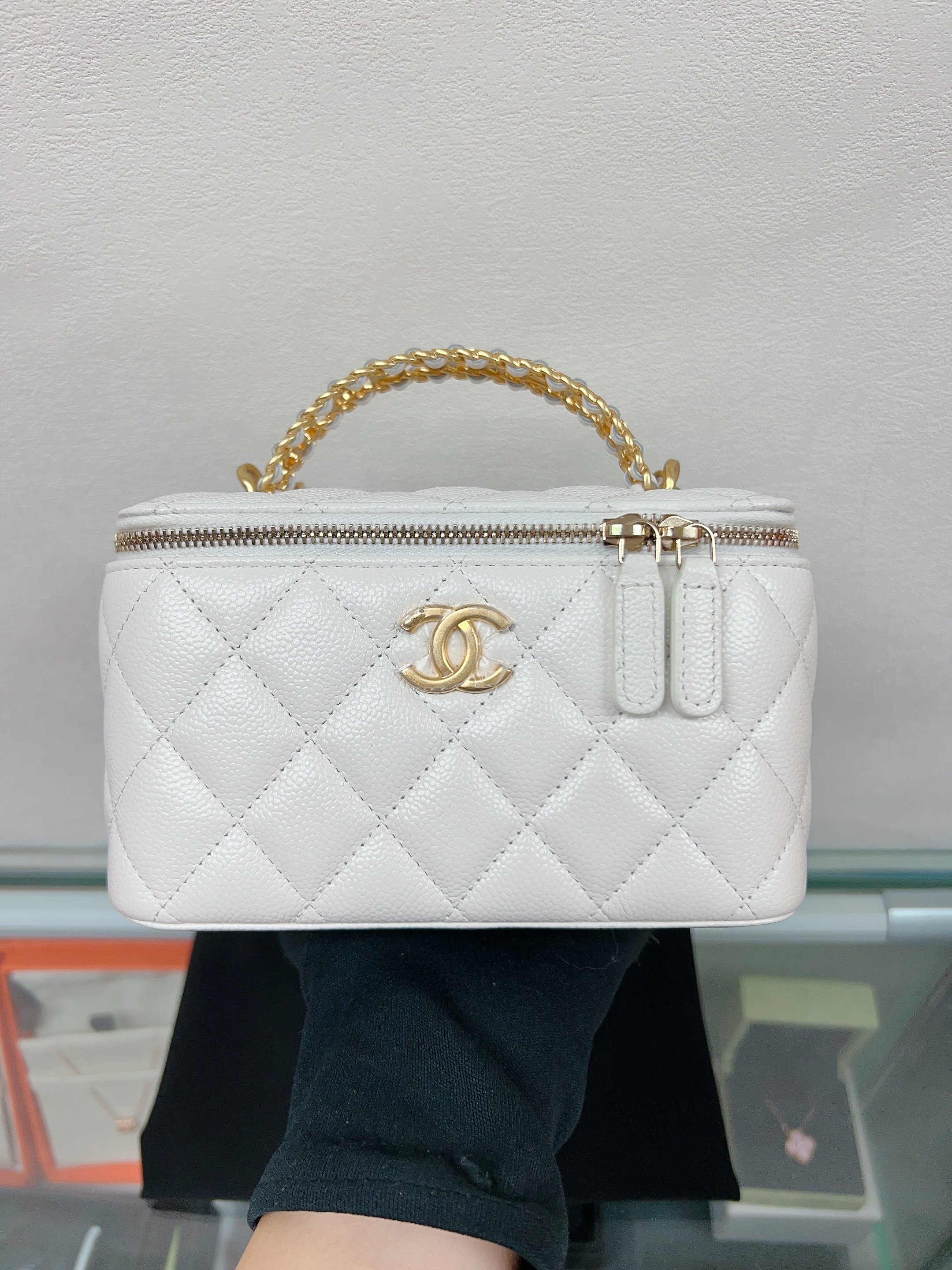Chanel vanity with handle (white caviar/ GHW)