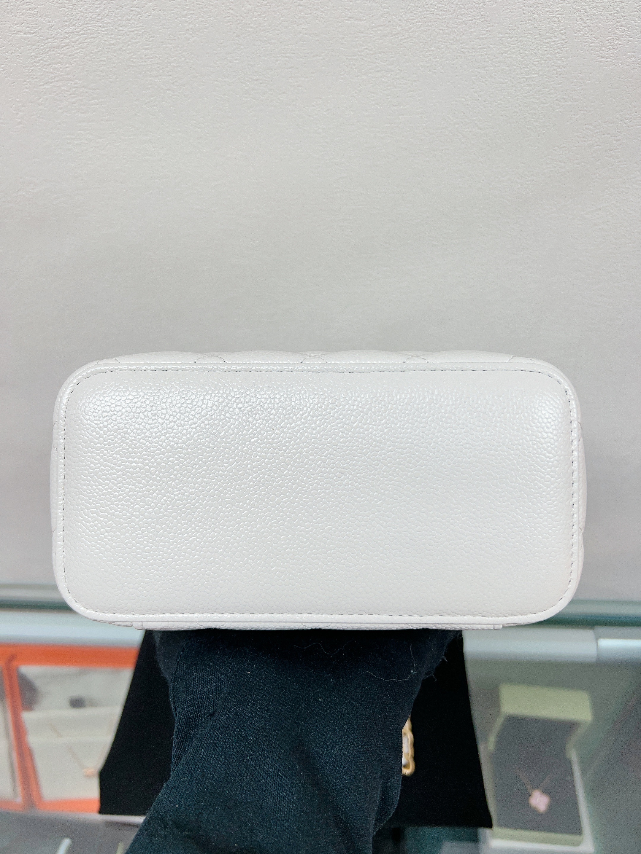 Chanel vanity with handle (white caviar/ GHW)