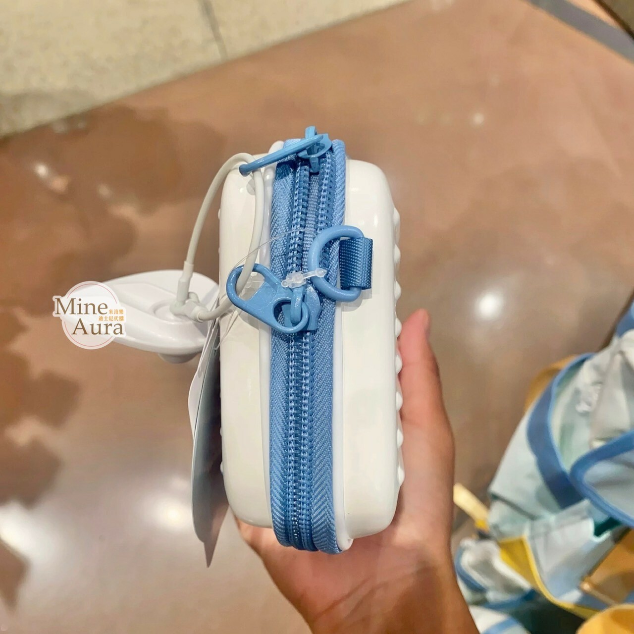 2024 米奇樂享上海系列 米奇 Mickey 好友 圖案 迷你行李箱造型 斜背 小包 -上海迪士尼樂園