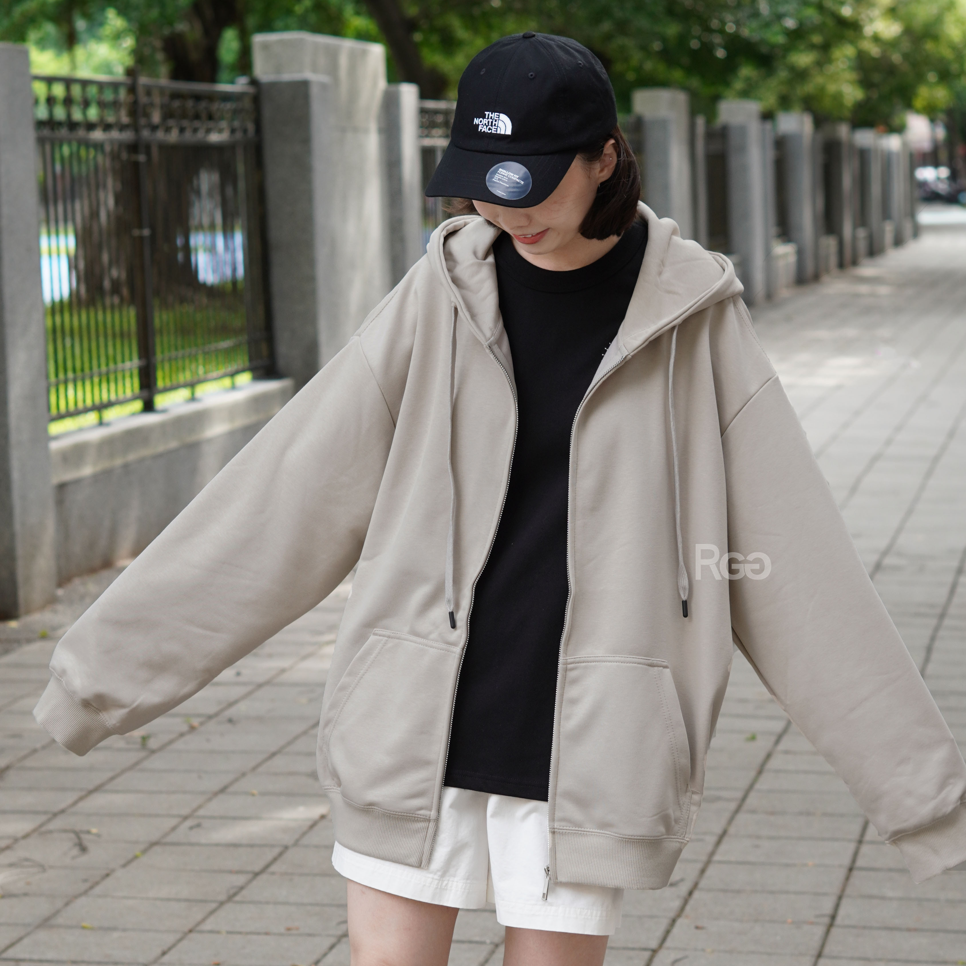 模特穿著ArriveGuide 重磅寬版落肩連帽外套燕麥色