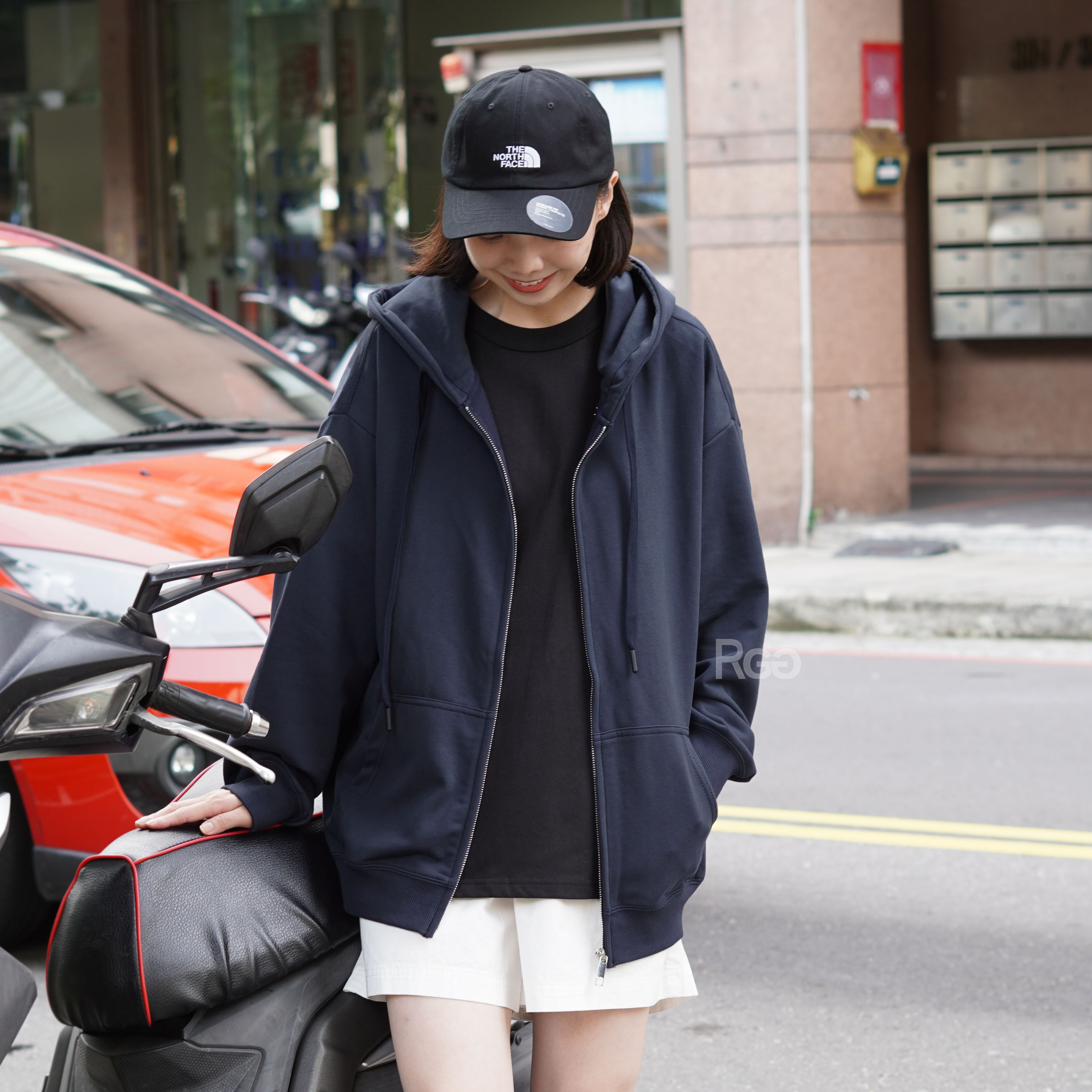 模特穿著ArriveGuide 重磅寬版落肩連帽外套藏青