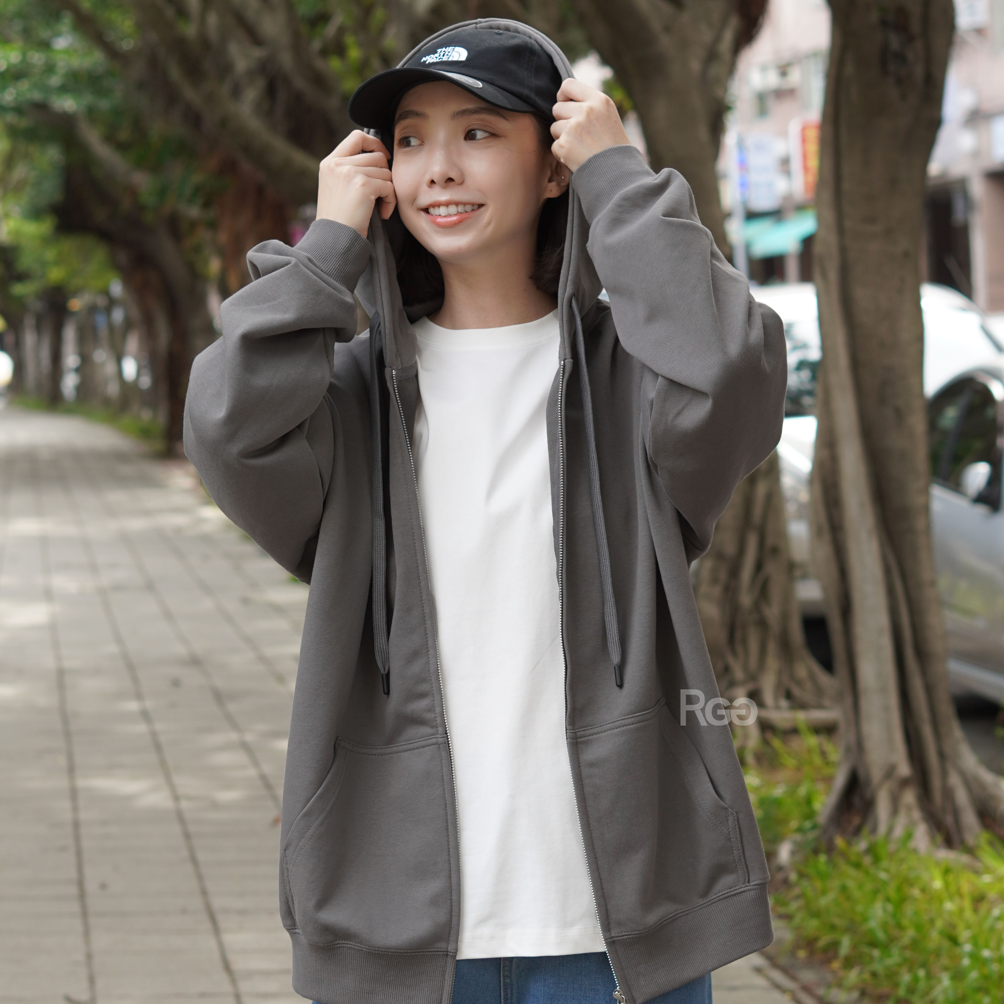 模特穿著ArriveGuide 重磅寬版落肩連帽外套石墨灰