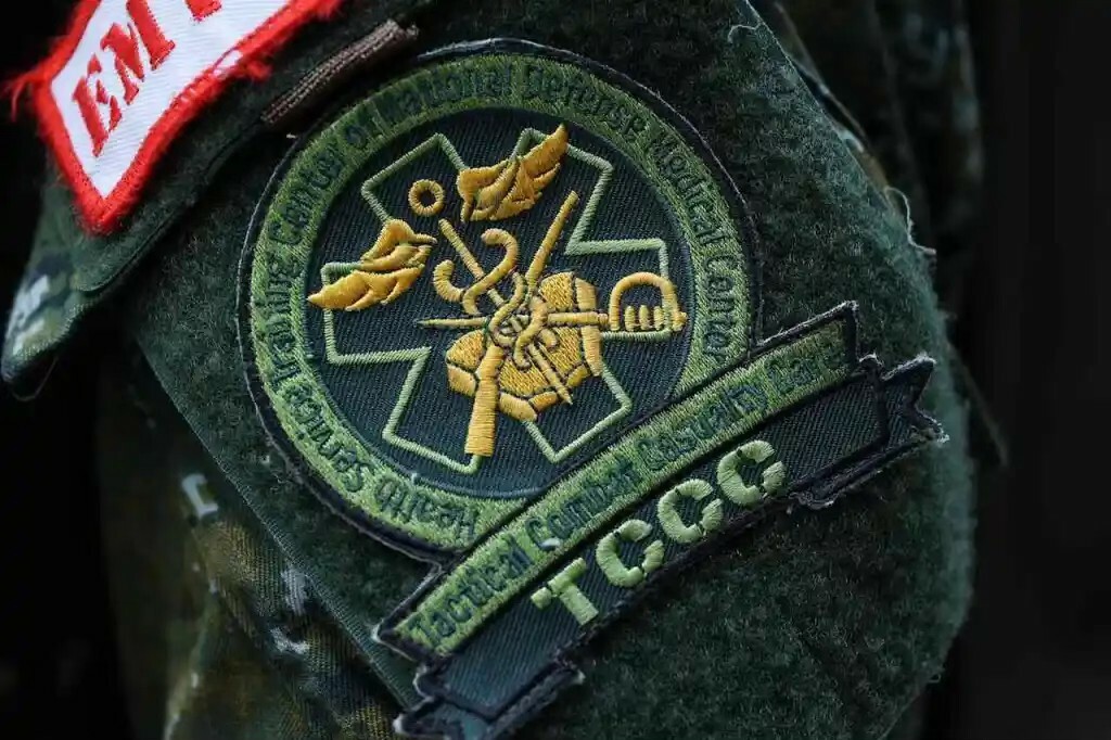 T3C 全員必修 今年最夯代碼 TCCC|高訪問度 TCCC 是 Tactical Combat Casualty Care(戰術戰鬥傷患護理)的縮寫,最早由美國特種作戰制定,目的是為軍隊、執法部隊及急救人員提供在戰場或高風險環境中的救護指南。TCCC 專注於如何在戰術環境下處理傷患,特別是針對大出血、氣道阻塞、呼吸困難和休克等戰場上最常見的可預防性死亡原因進行快速且有效的應對。 這套指南基於多年戰場經驗及循證醫學,隨著全球各地軍事行動的進行,TCCC 成為許多國家和地區軍隊及戰術人員的標準急救課程。目前,TCCC 不僅應用於軍事領域,還被各類急救與執法單位採用,以提升在高風險環境中的應變和救護能力。 佩戴 TCCC 臂章不僅是對專業技能的認可,還象徵著佩戴者具備應對戰術環境中各種危機情況的能力。這款臂章專為參與 TCCC 課程的專業人士設計,能夠展示佩戴者的專業背景與戰術救護知識。 由 CoTCCC 官方釋出的教程講義,裝備屋有翻譯版本若有需要請私訊傲骨官方 LINE (@aogu)索取 耐用高品質|清晰脫穎而出 刺繡設計,高度識別 ■ 注意事項 訂購前可先詢問庫存狀況,若有與產品相關疑問請聯絡我們。 此售價僅臂章本體,其餘商品可以洽詢賣場幫手。 ■ 產品規格 刺繡材質,背面為公母沾 商品尺寸為8.6*9.8cm