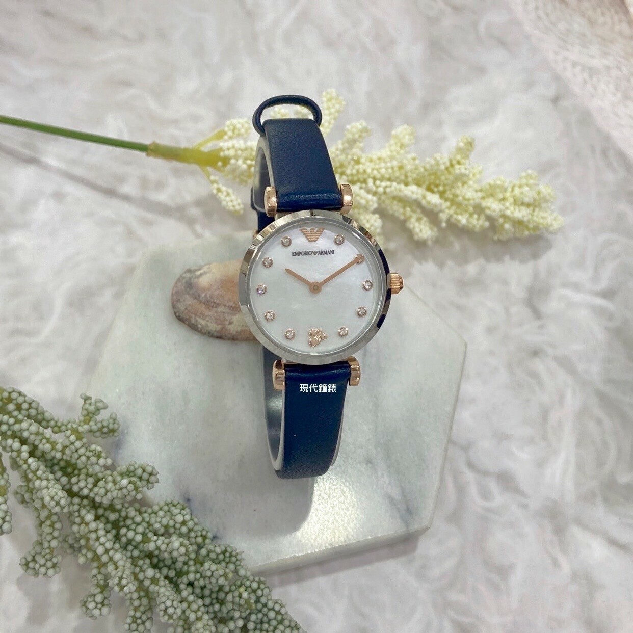 【EMPORIO ARMANI 亞曼尼】都會時尚母貝女錶套組AR80036 28mm 現代鐘錶