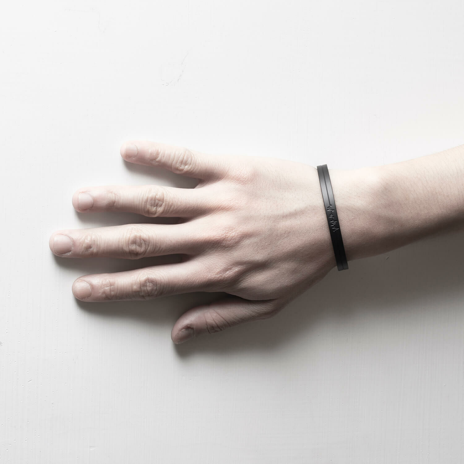 RECOVERY 心電圖C形手鐲 (霧黑)