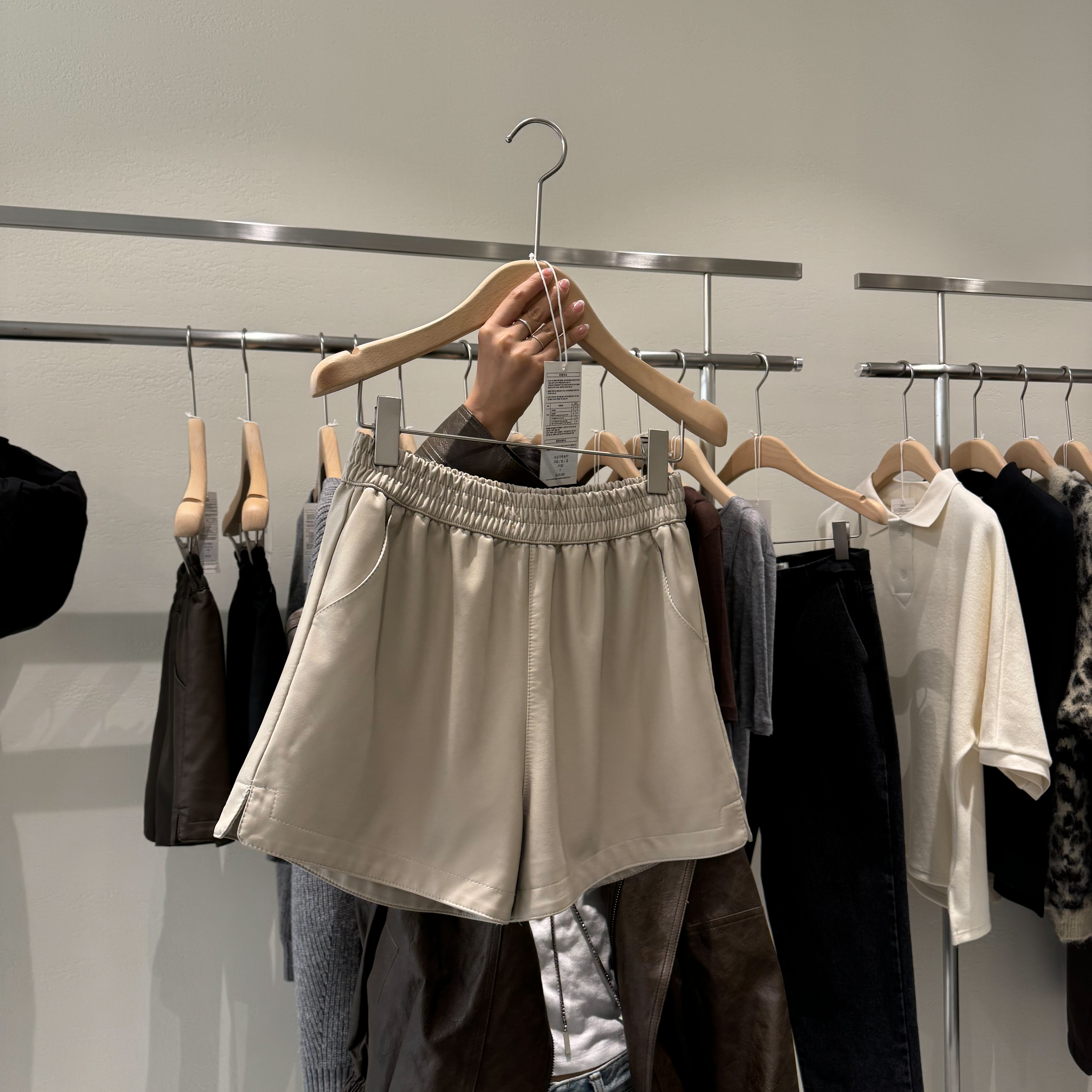 E09寬褲管小開衩奶油軟皮革短褲