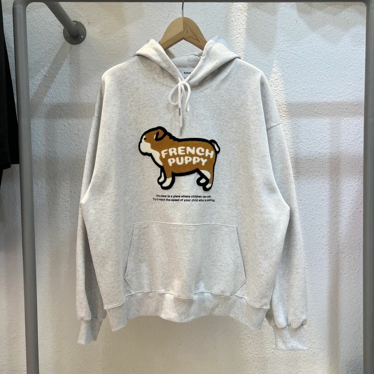 狗仔圖案英文字連帽衛衣 BARON-105T