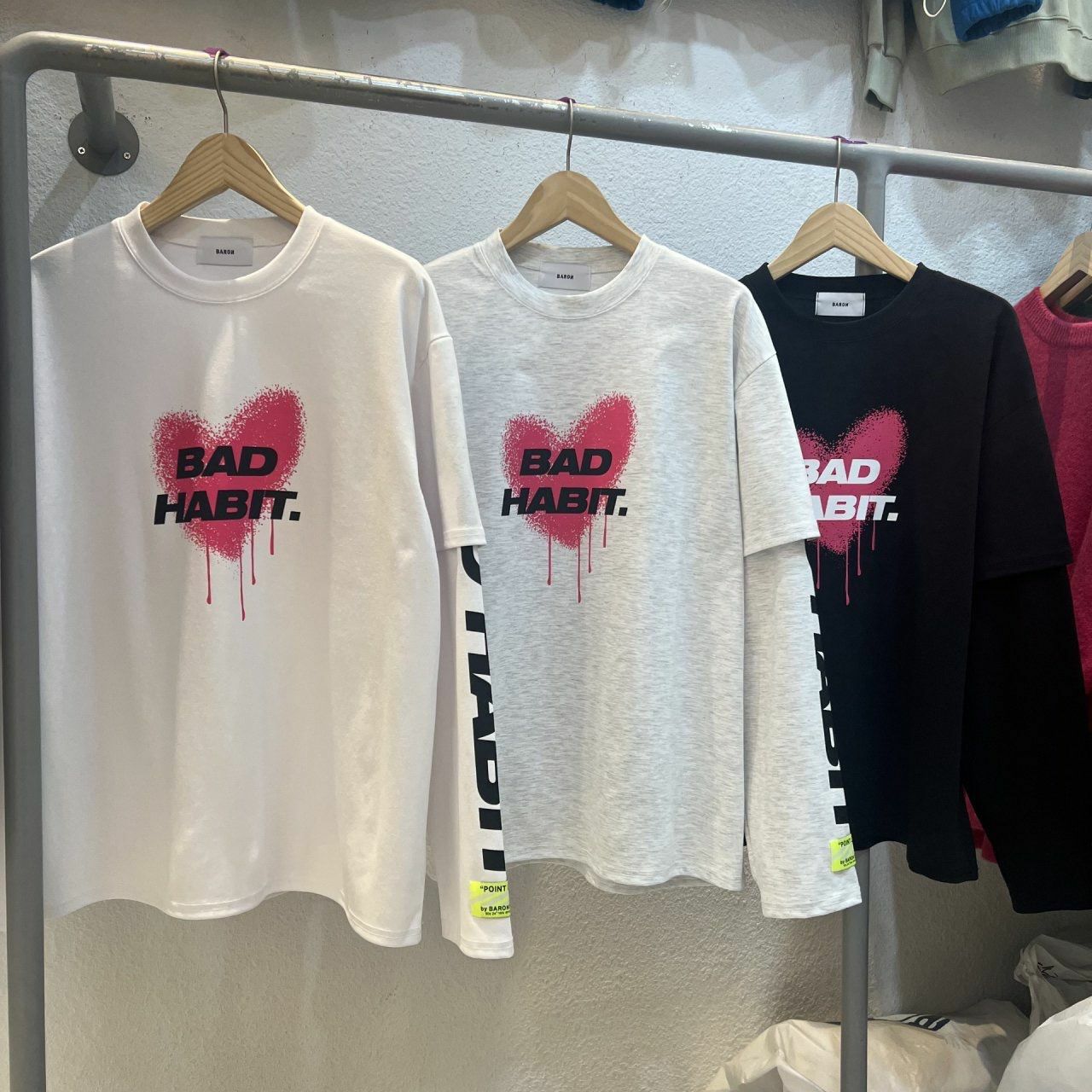 假兩件英文字圖案長袖衫 BARON-107T