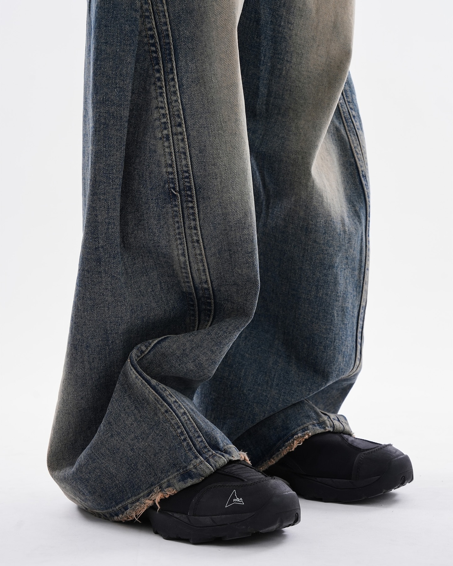 舊感斜形剪裁洗水牛仔褲