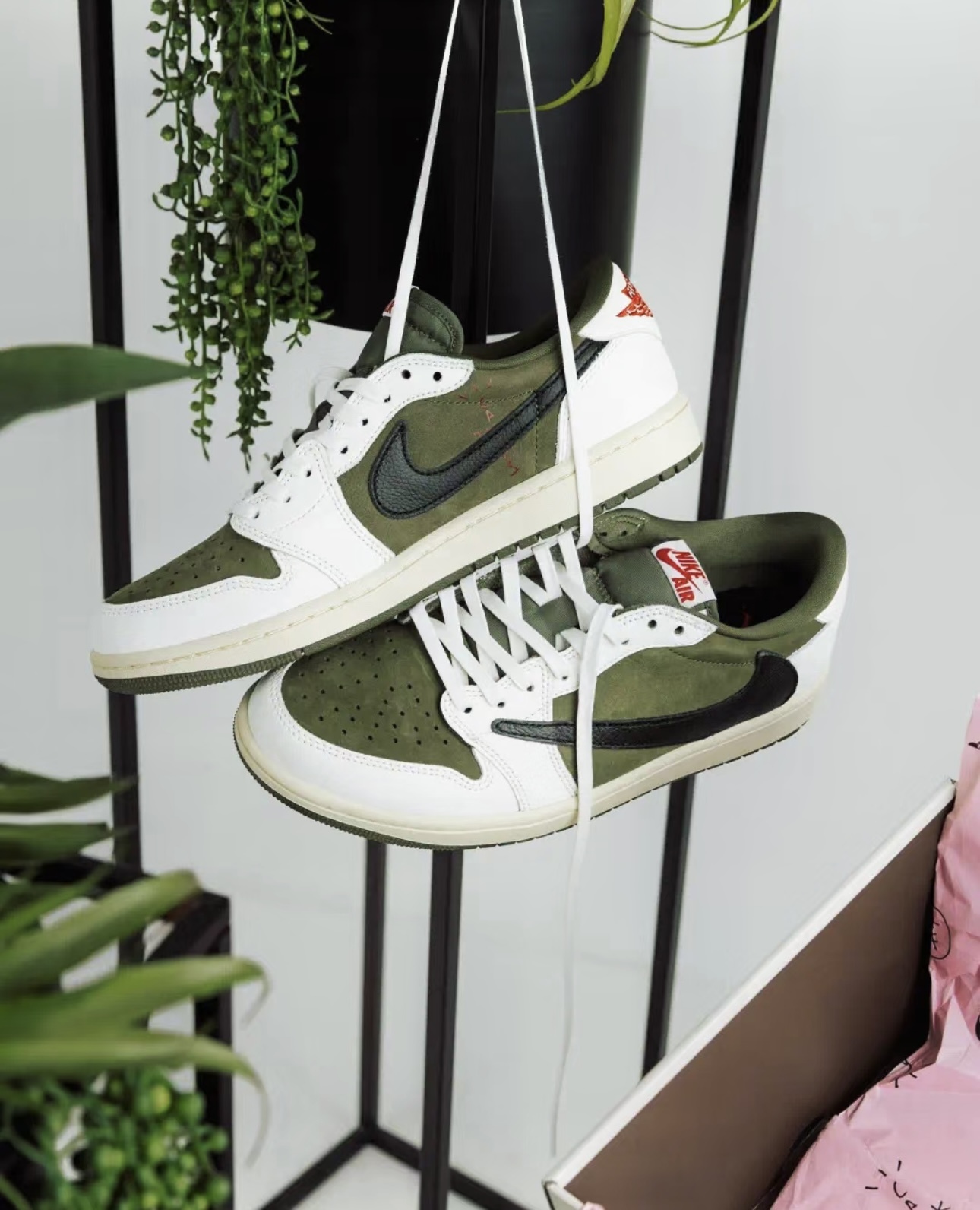 Nike Air Jordan 1 Low x Travis Scott 橄欖綠 倒勾