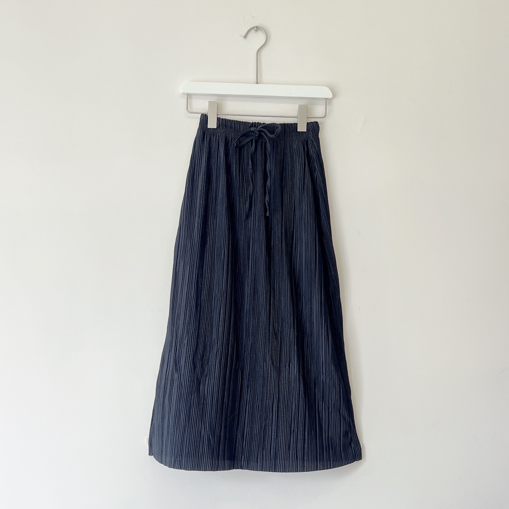 現貨 | 微 A - C u t 直坑紋小開叉半身裙