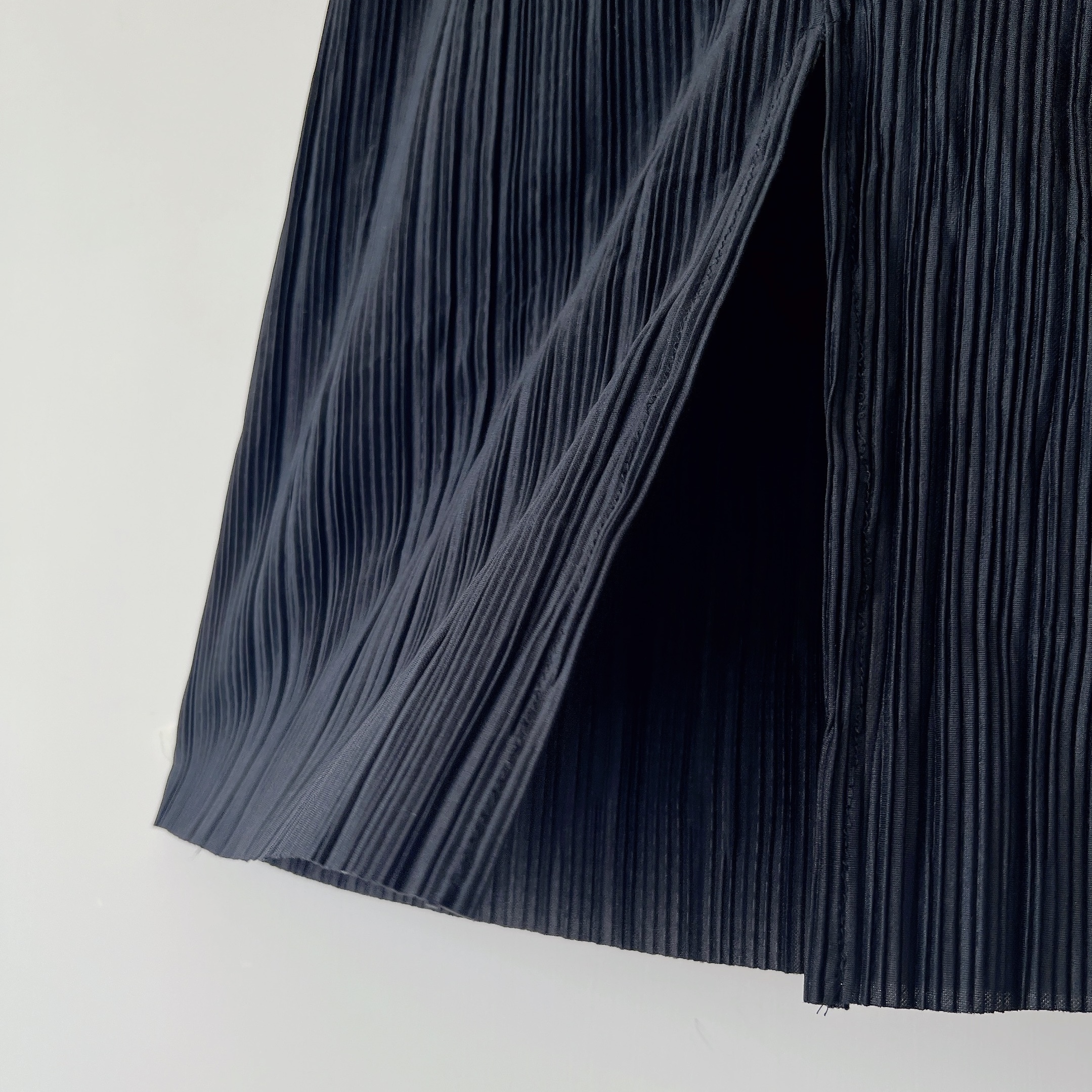 現貨 | 微 A - C u t 直坑紋小開叉半身裙