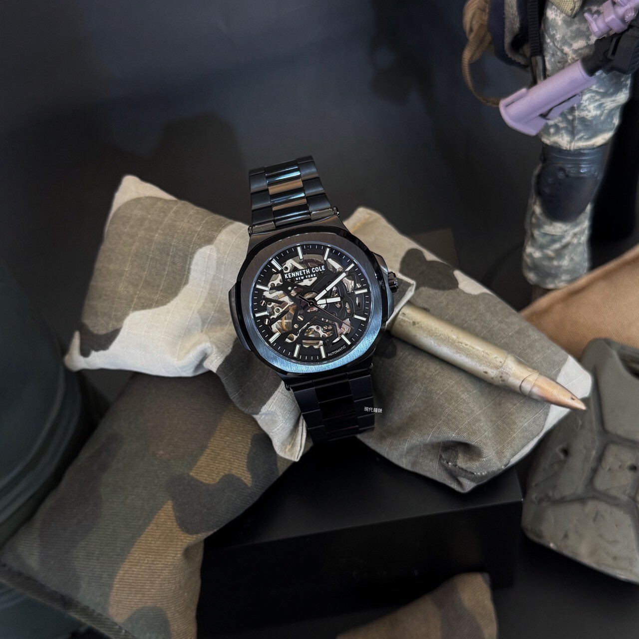 【KENNETH COLE】黑殼黑面鏤空機械腕錶KCWGY0046202 44mm 現代鐘錶