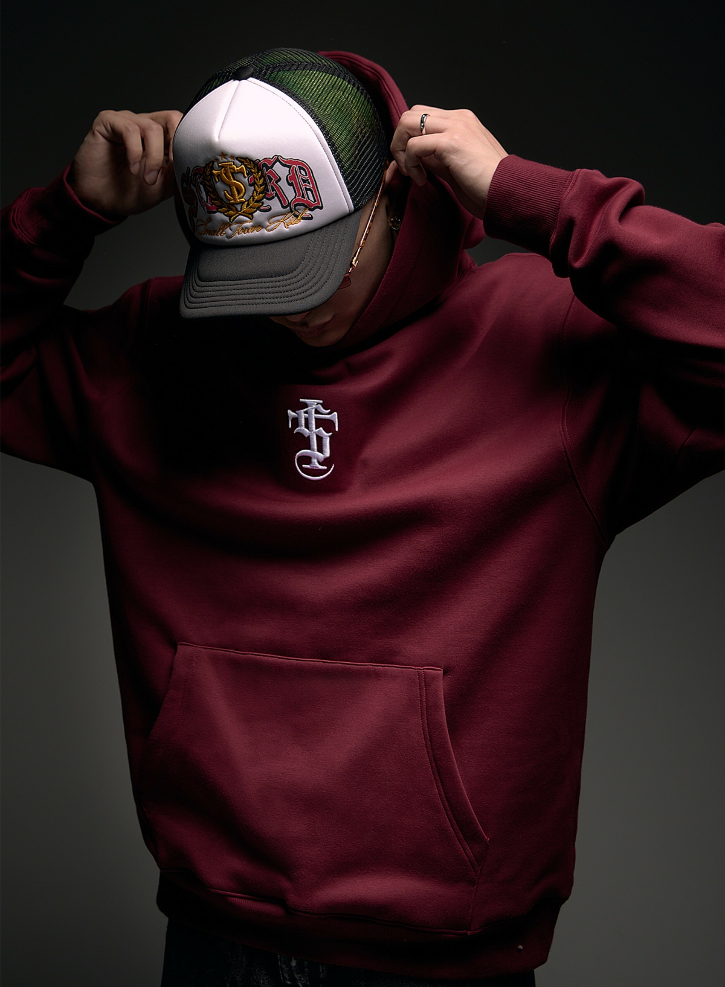 STK SmallTownKid  歌德刺繡LOGO 多色基礎 帽T