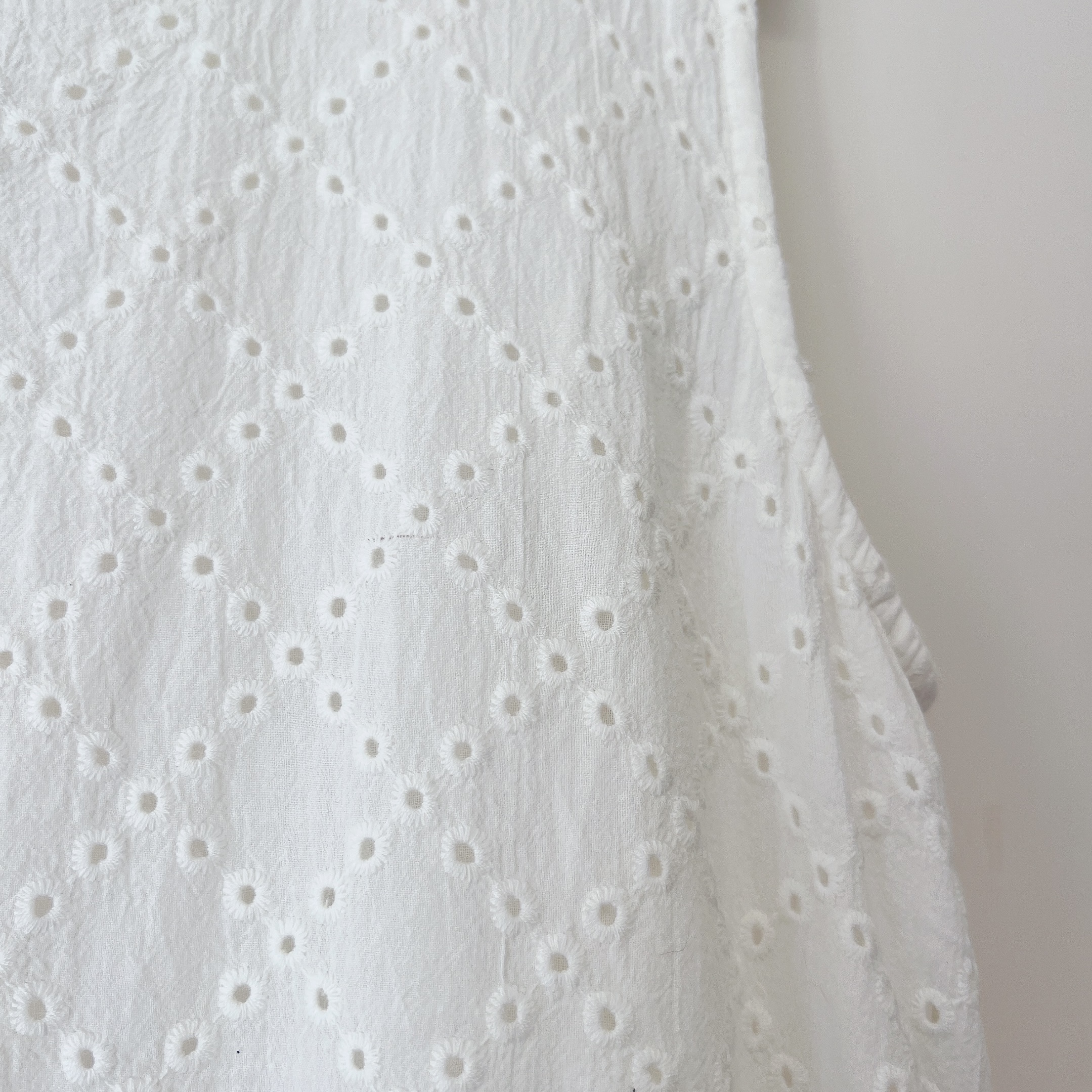 現貨 | 縷空刺繡菱格蛋糕 O P S (兩色入)