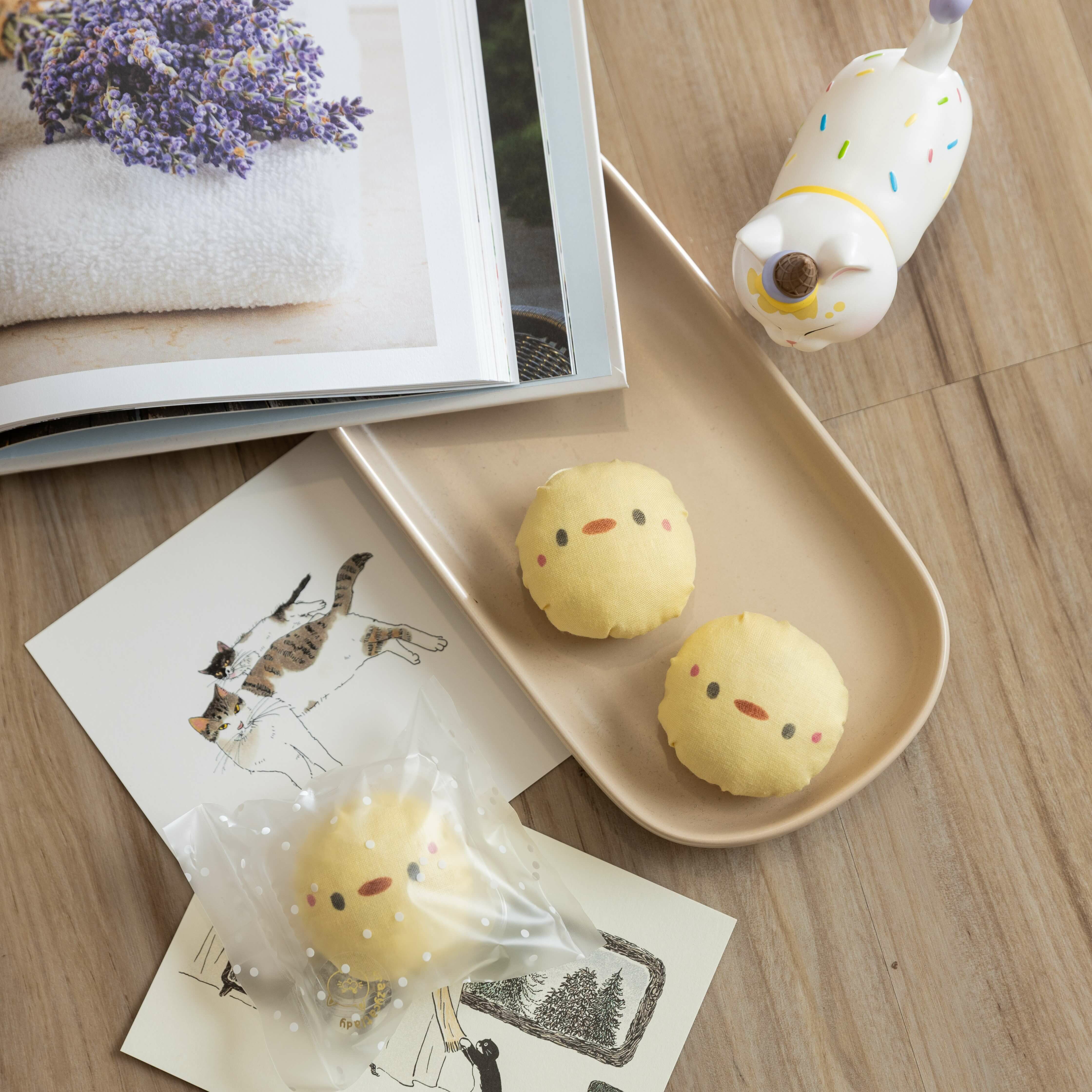 腮紅小雞貓草包