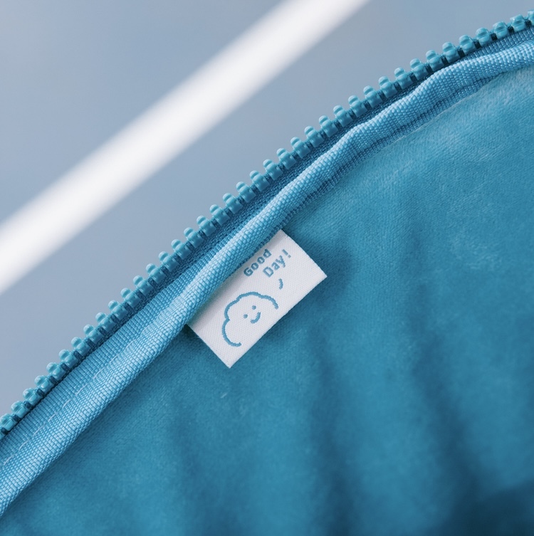 打開平板包  裡面是超柔軟的水晶布  可以好好保護妳的平板~  還會看到一隻小喜寶在和妳打招呼 o(^▽^)o