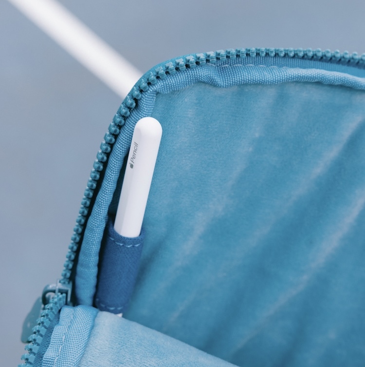 側邊還有可以放筆或 Apple Pencil 的筆插~