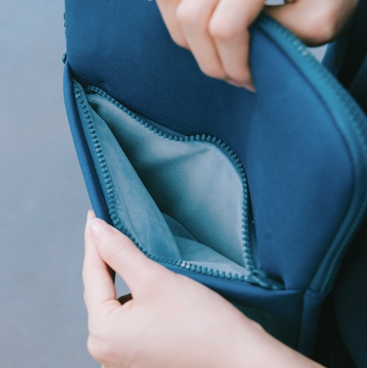 平板包背面有設計一個夾層，可以收納一些充電線等等小物!