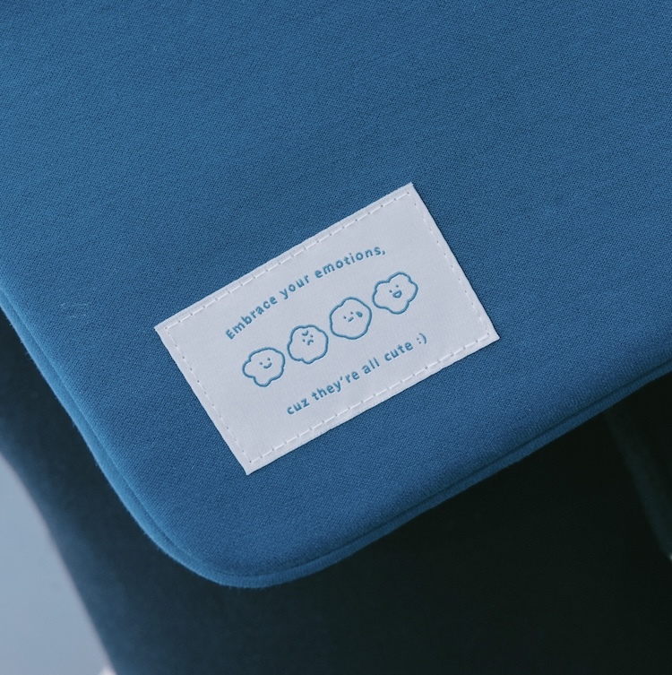 側邊和背後都有方坊的布標 ~