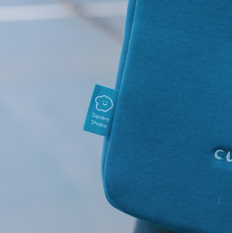 側邊和背後都有方坊的布標 ~