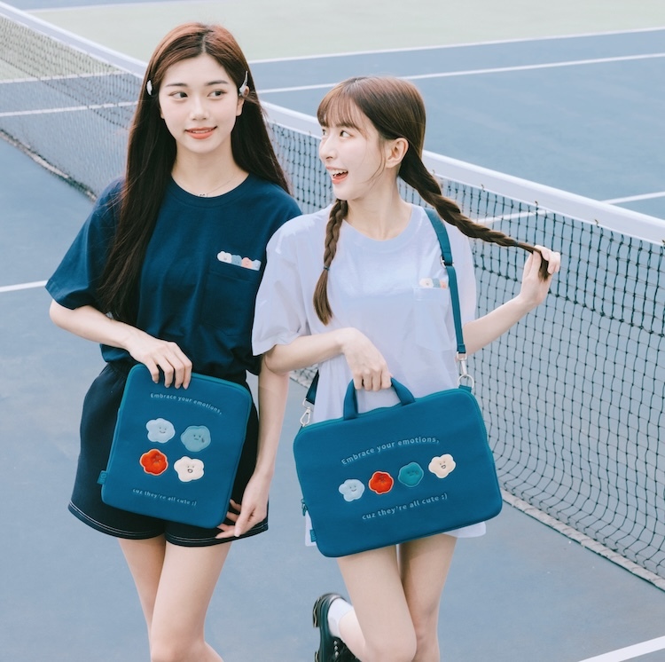 大家敲碗多年的筆電包終於開發完成 T_T  歷時一年的細節調整  從布料的挑選就下了好大的功夫  最後挑選了一塊原為嬰兒服裝用的布  觸感超級柔軟舒服 ~~~~~~ (但成本也貴貴的 QQ  但真的是摸一次會愛上的那種 !!