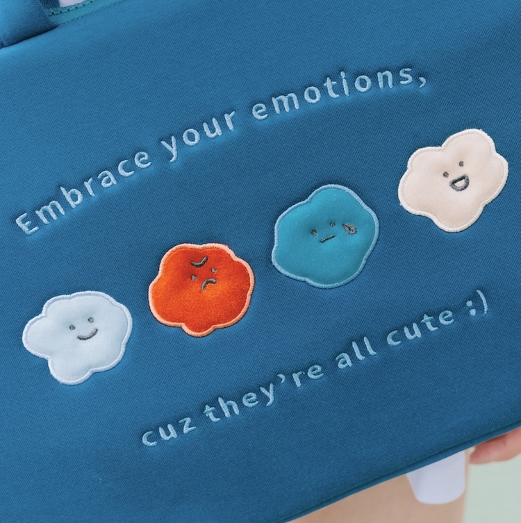 大家敲碗多年的筆電包終於開發完成 T_T  歷時一年的細節調整  從布料的挑選就下了好大的功夫  最後挑選了一塊原為嬰兒服裝用的布  觸感超級柔軟舒服 ~~~~~~ (但成本也貴貴的 QQ  但真的是摸一次會愛上的那種 !!