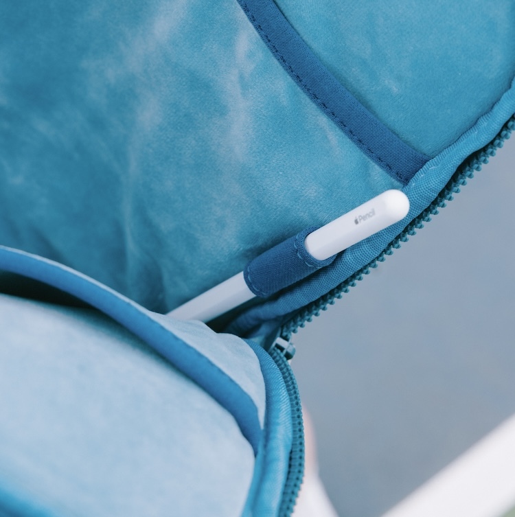 側邊還有可以放筆或 Apple Pencil 的筆插~