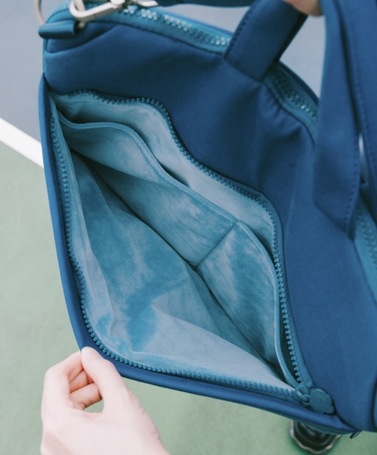 筆電包背面還有設計一個夾層，可以收納一些小物!