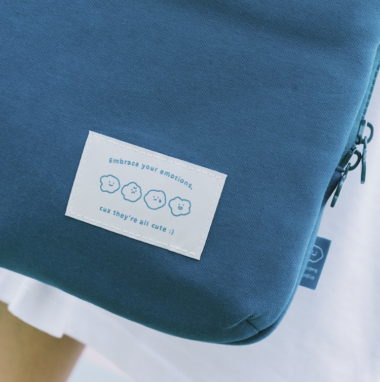 側邊和背後都有方坊的布標 ~