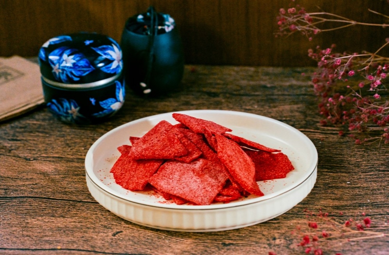 常見的柑仔店零食還有大豬公，鹹鹹甜甜又紅通通，帶有一點微辣，十分涮嘴。