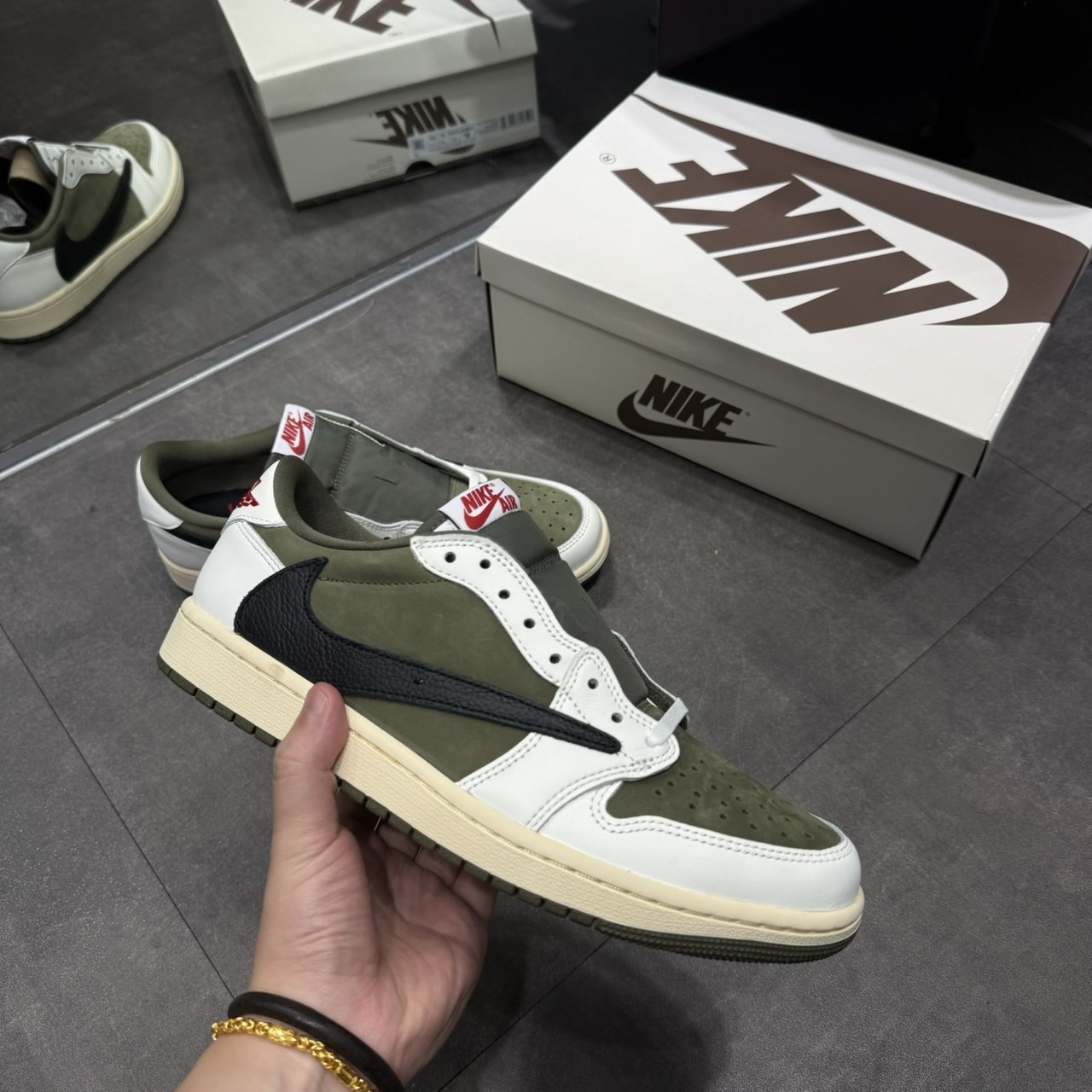 TRAVIS SCOTT x AIR JORDAN 1 LOW OG “REVERSE OLIVE” 聯名 橄欖綠 黑勾 倒鉤 DM7866-200