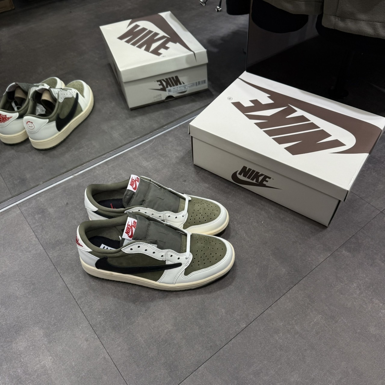 TRAVIS SCOTT x AIR JORDAN 1 LOW OG “REVERSE OLIVE” 聯名 橄欖綠 黑勾 倒鉤 DM7866-200