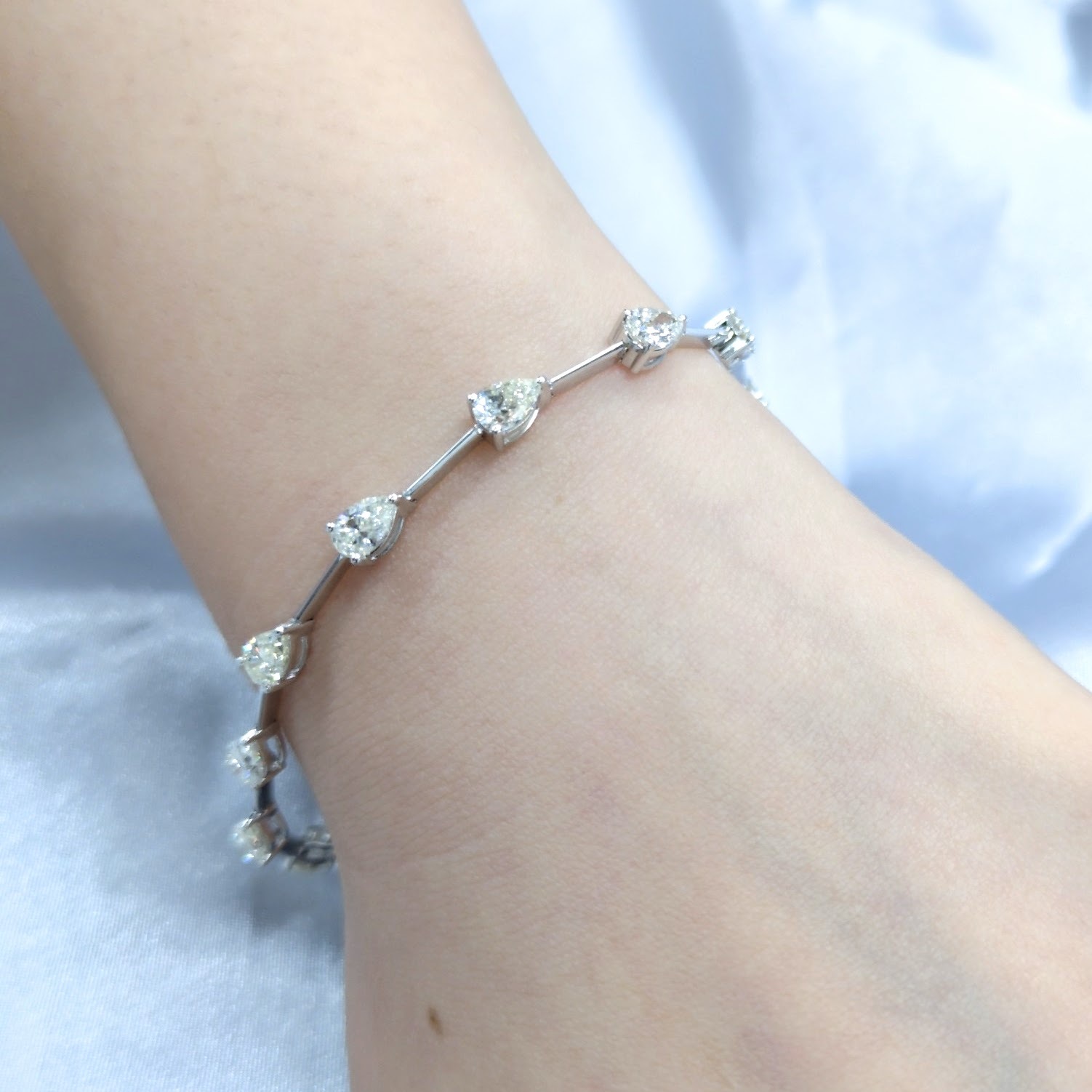 全新18K白金3卡57份梨形鑽石手鍊