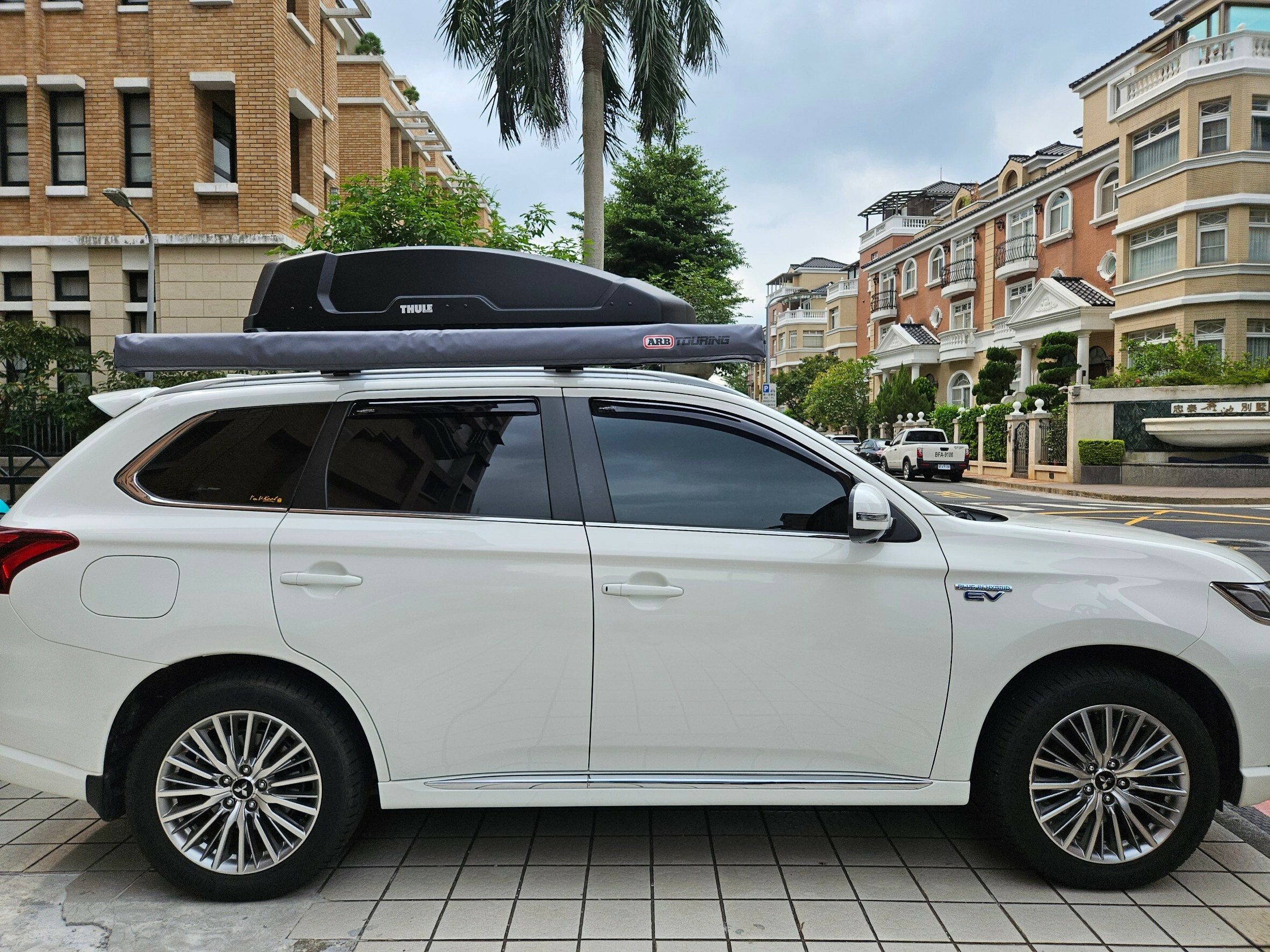 ARB車邊帳-200 + OUTLANDER +Thule Force行李箱