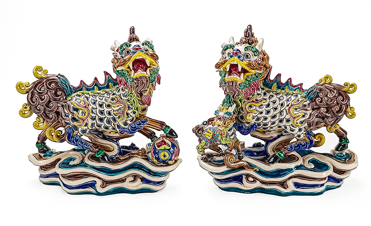 鹿港窯禮品館：交趾陶麒麟對，傳承與創新的藝術結合，寓意繁榮與保護。
